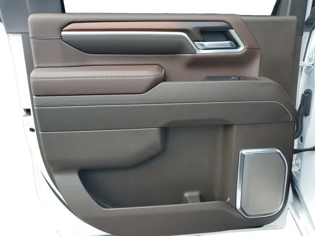 Used 2025 White Frost Tricoat GMC Denali image 30