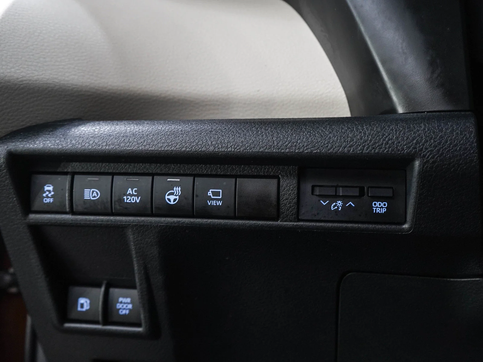 Used 2021  Toyota LE image 28