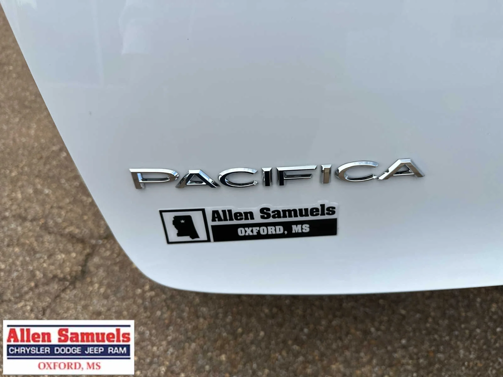 New 2026 Bright White Clear-Coat Exterior Paint Chrysler Select image 36