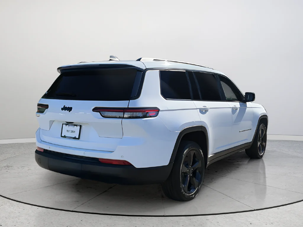 Used 2023 White Jeep Altitude image 6