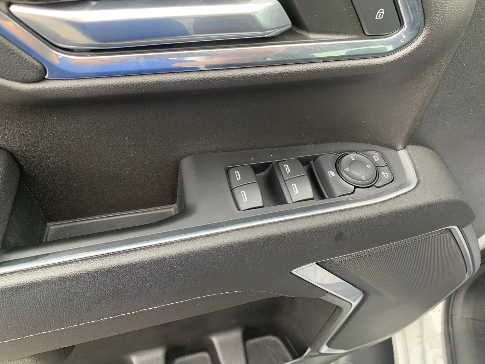 Used 2023 SUMMIT WHITE GMC Elevation image 12