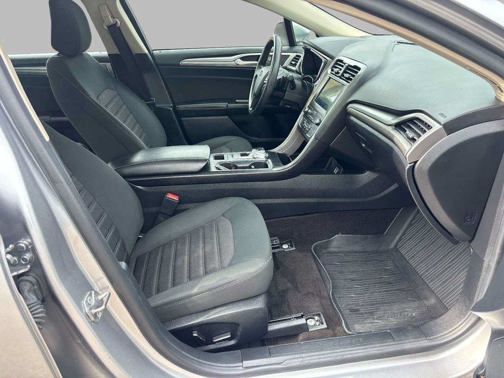 Used 2020 Silver Ford SE image 17