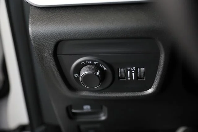 New 2026 Bright White Clear-Coat Exterior Paint Jeep Altitude image 12