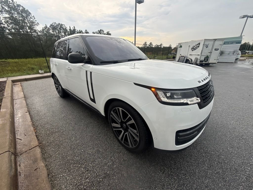 Used 2023 White Land Rover SE image 3