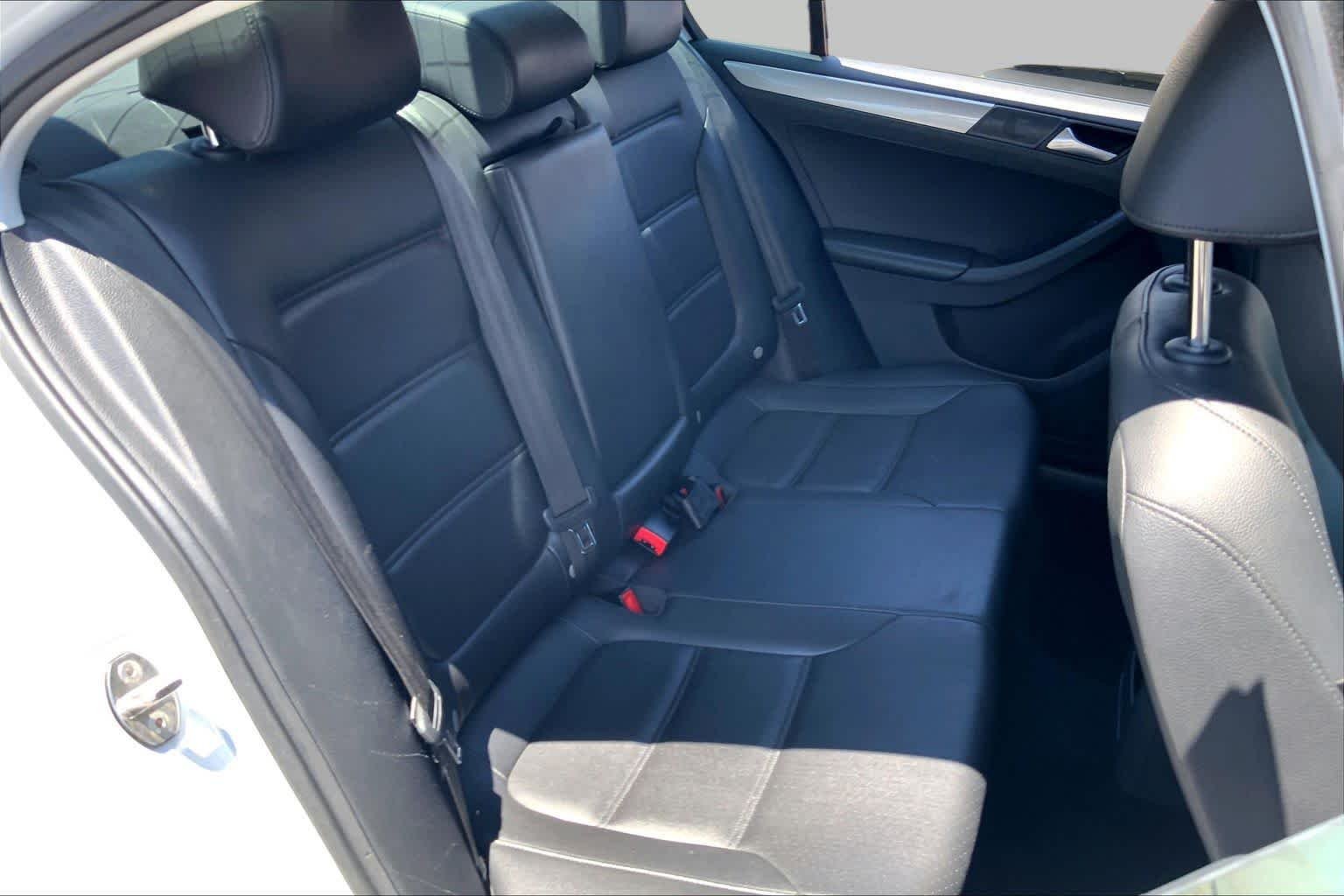 Used 2017  Volkswagen 1.4T SE image 19