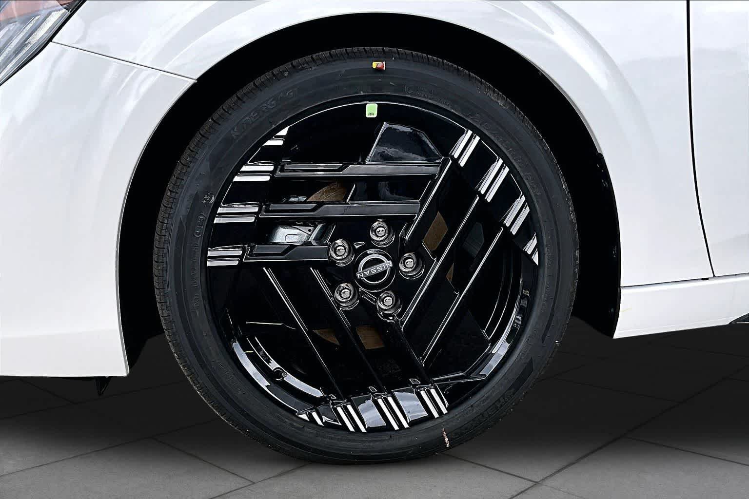 New 2026 Aspen White TriCoat / Super Black Two-tone Nissan SR image 9