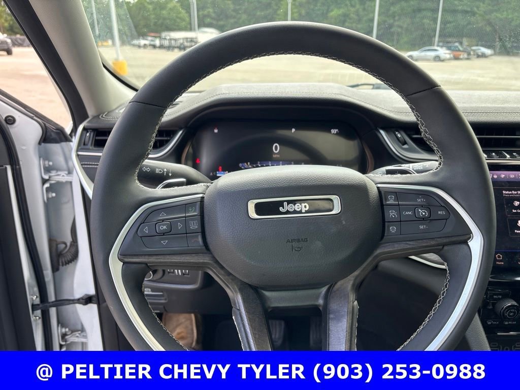 Used 2023  Jeep Limited image 14