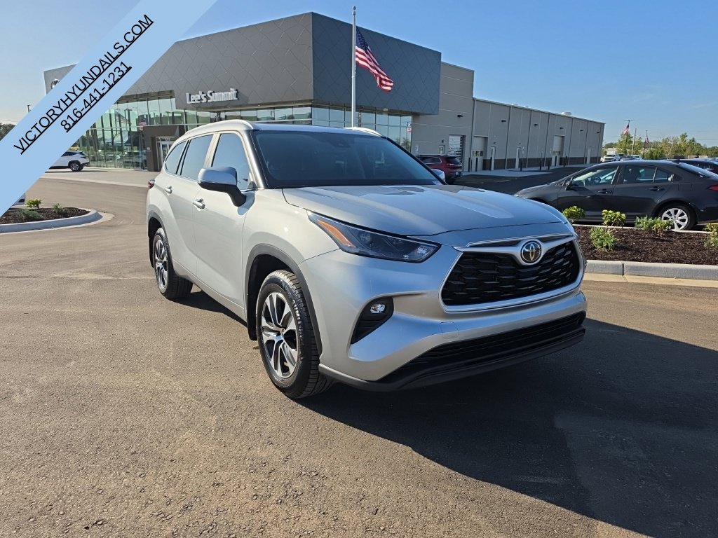 Used 2025 Toyota Highlander XLE with VIN 5TDKDRBH2SS588133 for sale in Kansas City