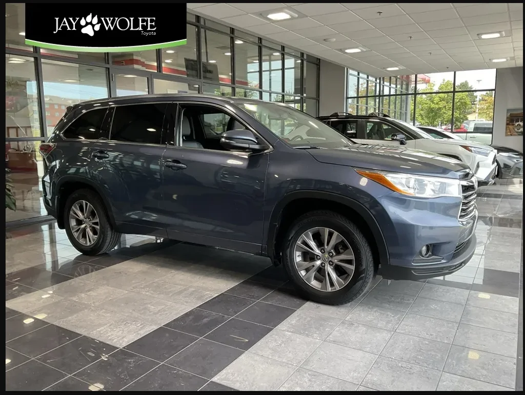 Used 2015 Blue Toyota LE Plus V6 image 1
