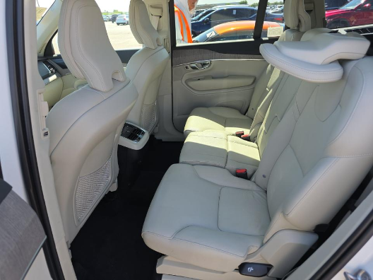 Used 2023 White Volvo B6 Plus 7-Seater image 5