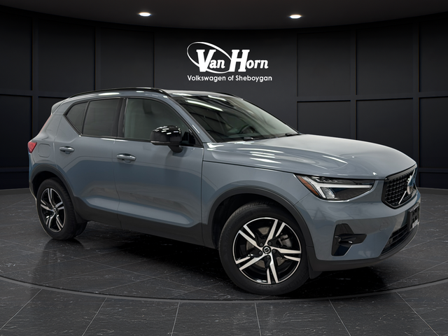 2023 Volvo XC40 B5 Plus Dark Theme
