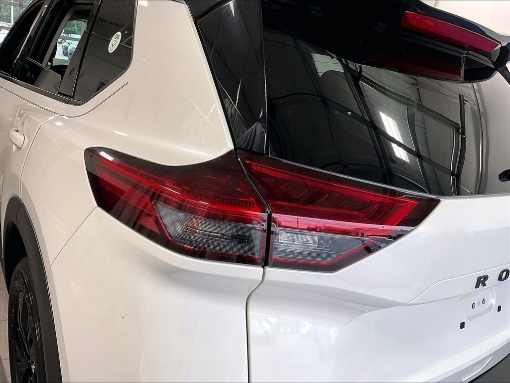 Used 2023 White Nissan SV image 34