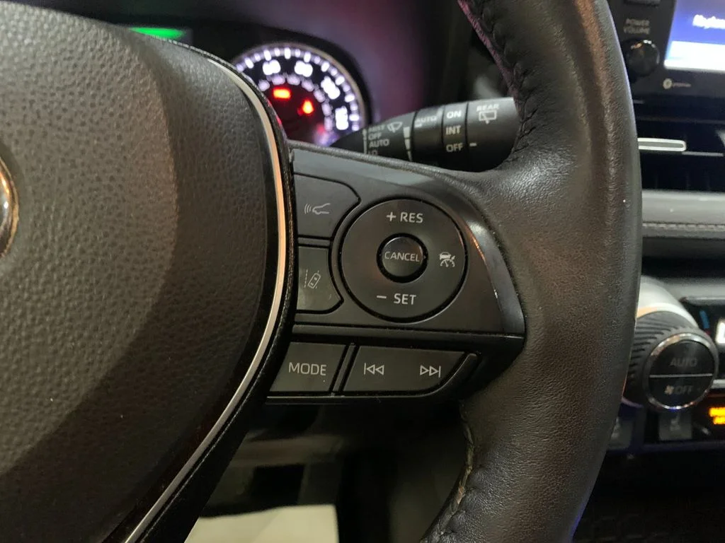Used 2021  Toyota XLE Premium image 29