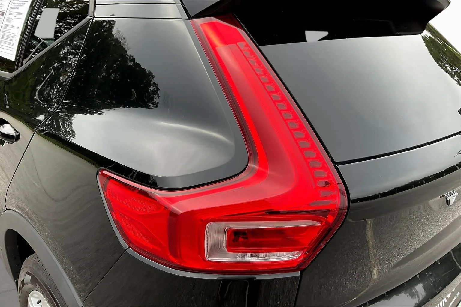 Used 2020 black Volvo Momentum image 27