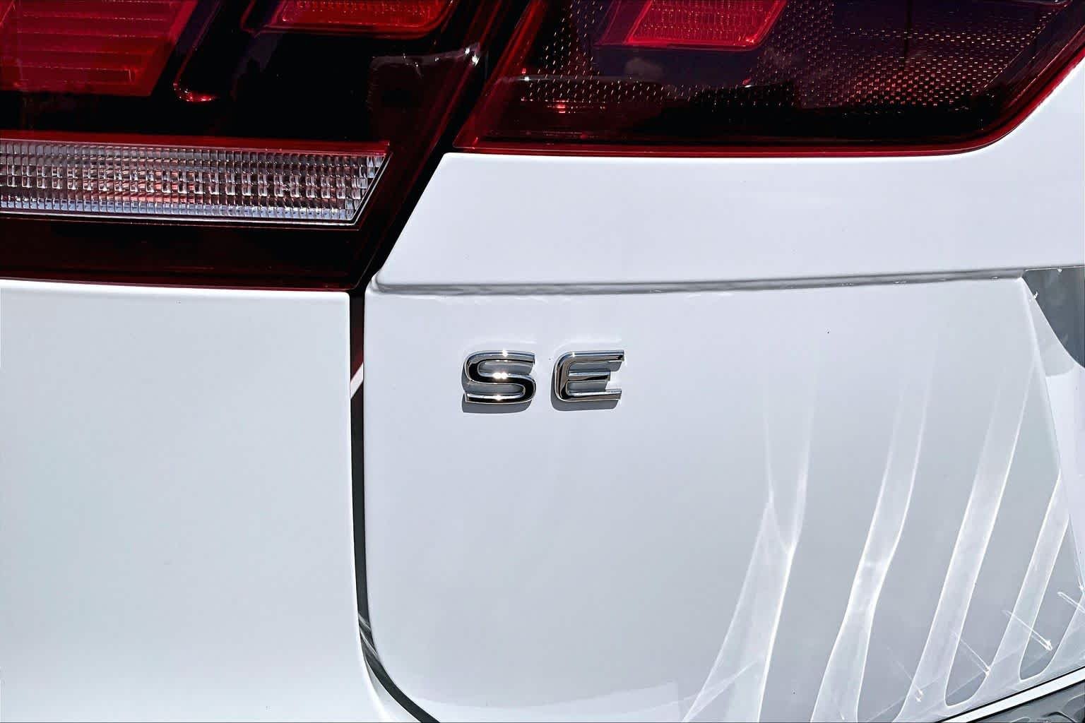 Used 2022 Pure White Volkswagen SE image 25
