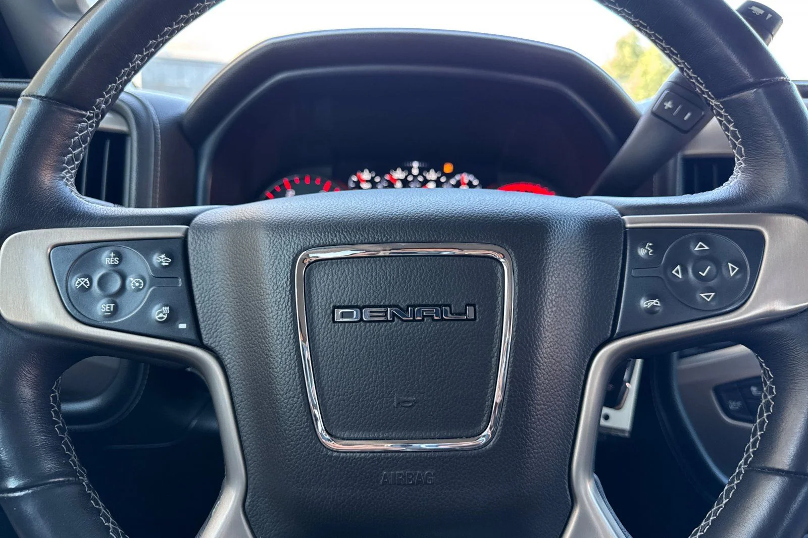 Used 2015 Onyx Black GMC Denali image 24
