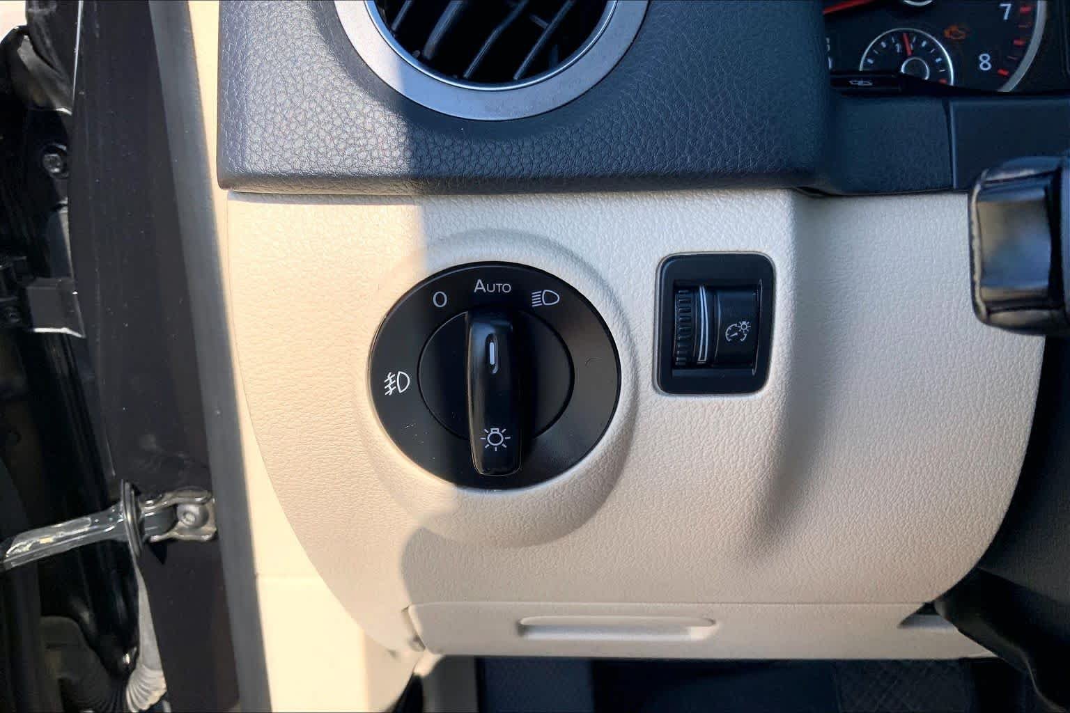 Used 2010  Volkswagen SE image 28