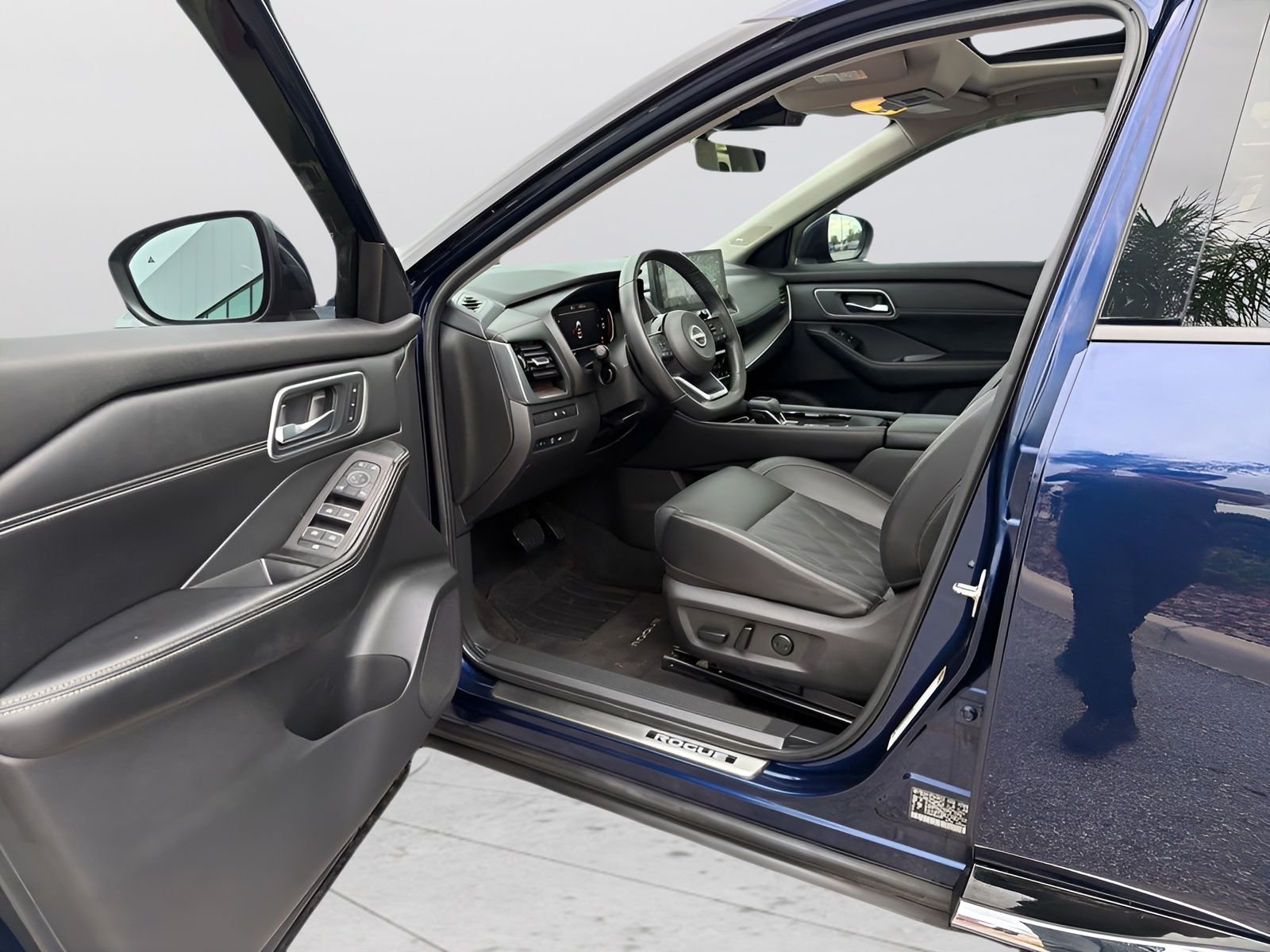 Used 2024 Blue Nissan Platinum image 15