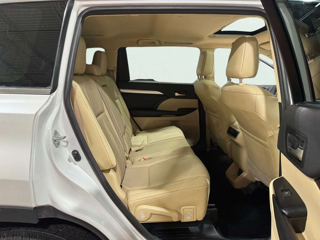 Used 2019 White Toyota XLE image 28