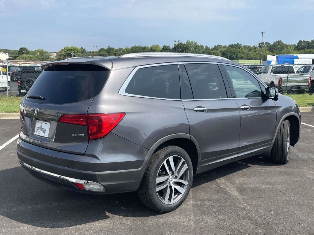 Used 2017  Honda Touring image 3