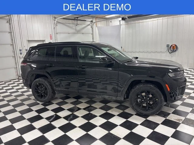 New 2026 Diamond Black Crystal Pearl-Coat Exterior Paint Jeep Altitude image 3