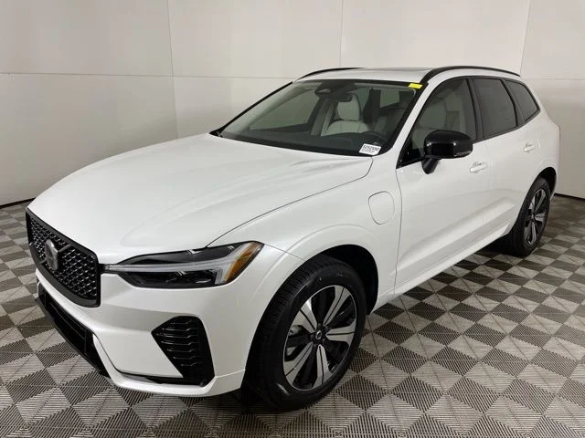 Certified Used 2025 Crystal White Volvo Core image 8