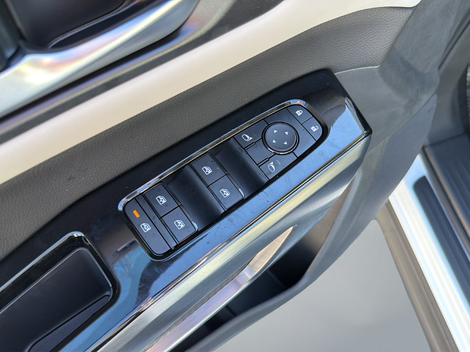 New 2026 White Nissan SL image 31