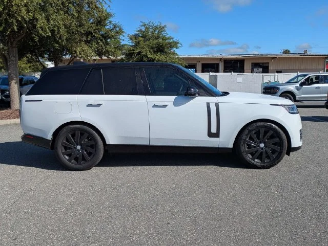 Used 2025 Fuji White Land Rover SE image 2