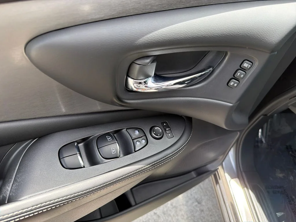 Used 2021 Gray Nissan SL image 18