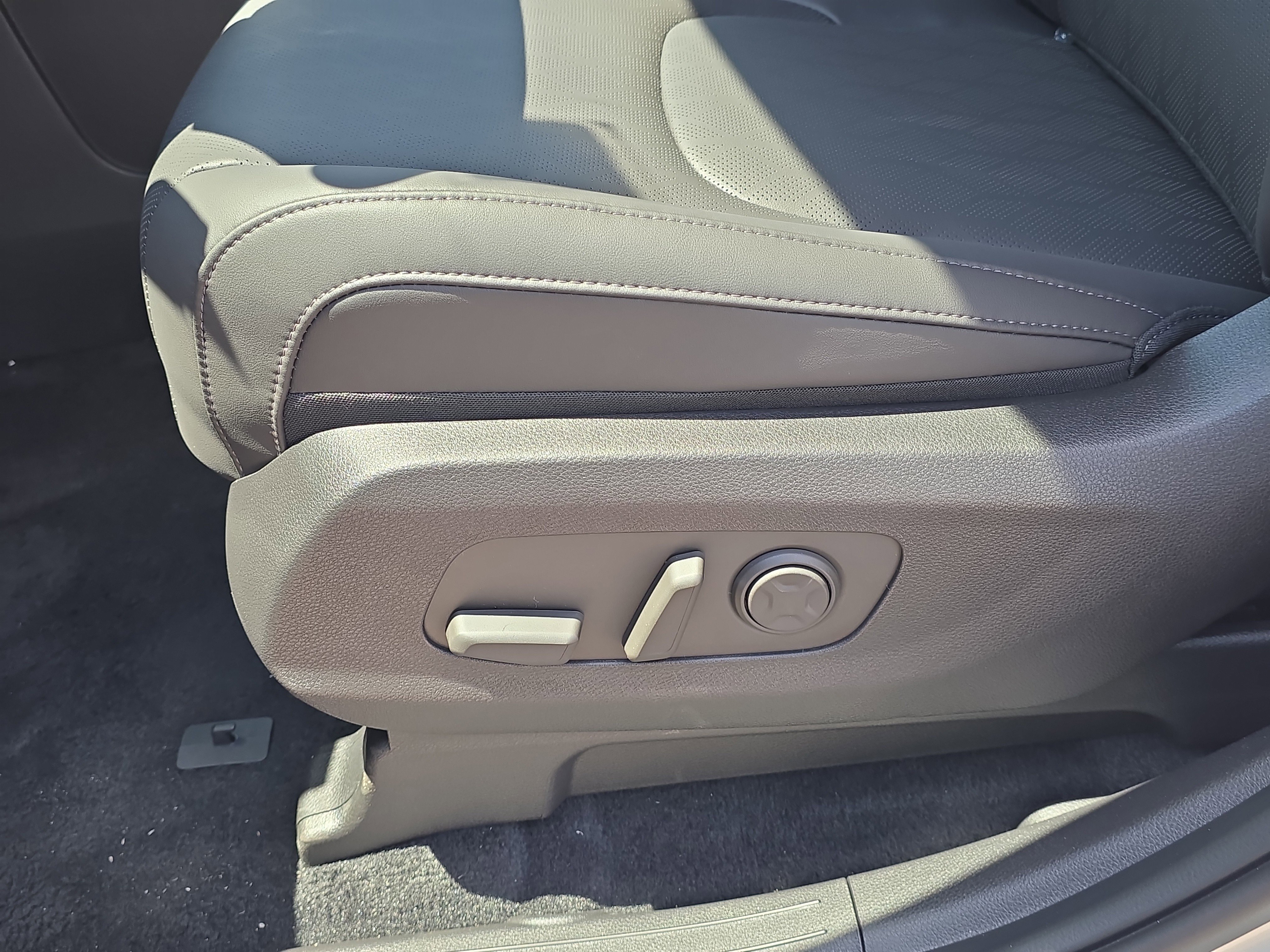 New 2026 Ivory Silver Kia EX image 22