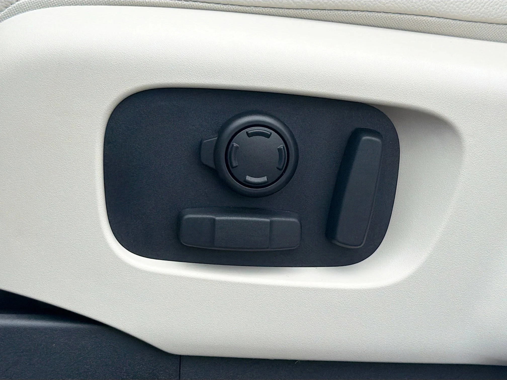 Certified Used 2025 Fuji White Land Rover Dynamic SE image 26