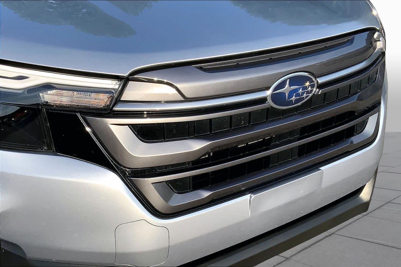 Used 2025 Ice Silver Metallic Subaru Premium image 27