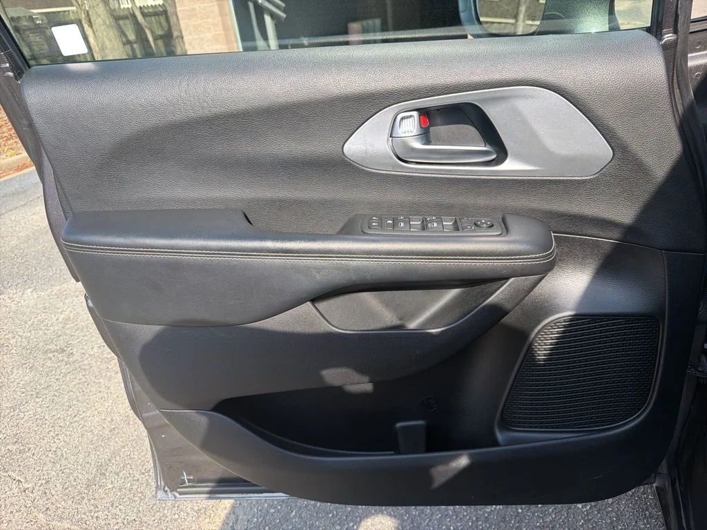 Used 2019 Gray Chrysler Touring L image 12