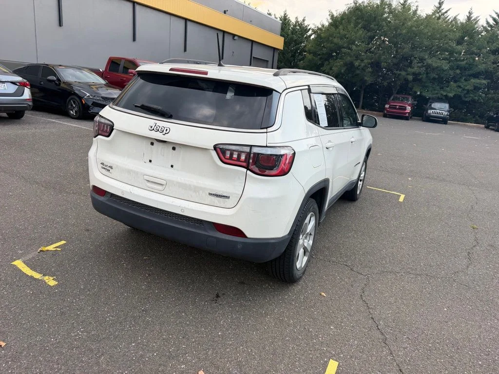 Used 2018 White Jeep Latitude image 8
