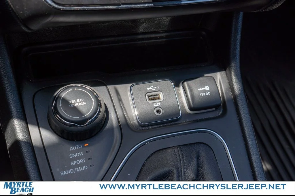Certified Used 2022 Diamond Black Jeep Latitude Lux image 23