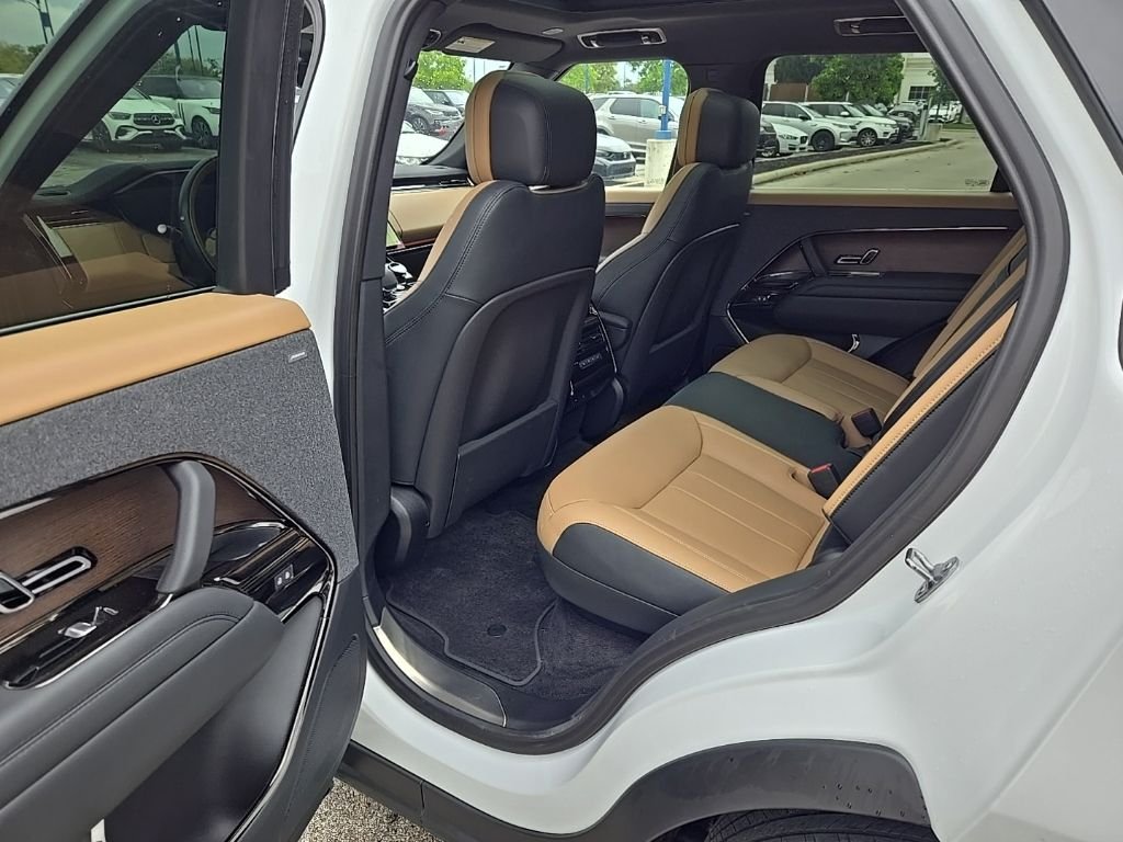Certified Used 2023 Fuji White Land Rover SE Dynamic image 17