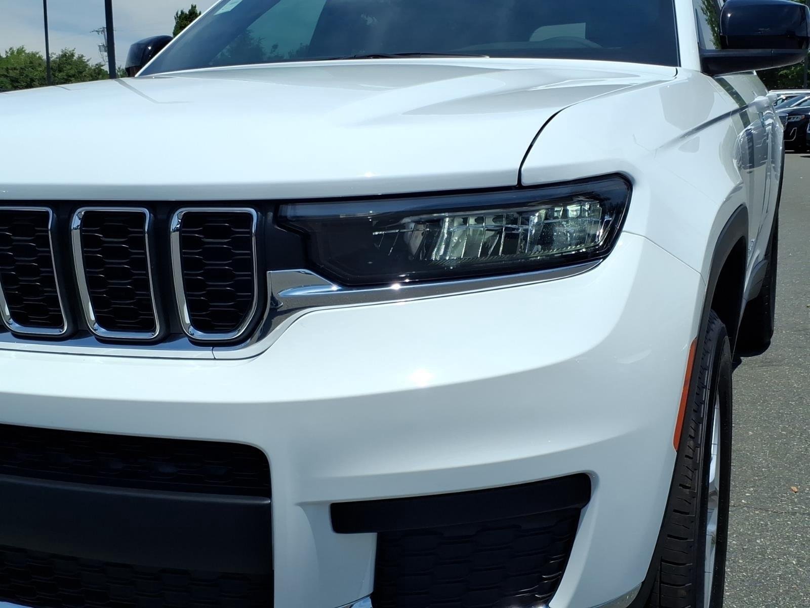 New 2026 Bright White Clear-Coat Exterior Paint Jeep Laredo image 14