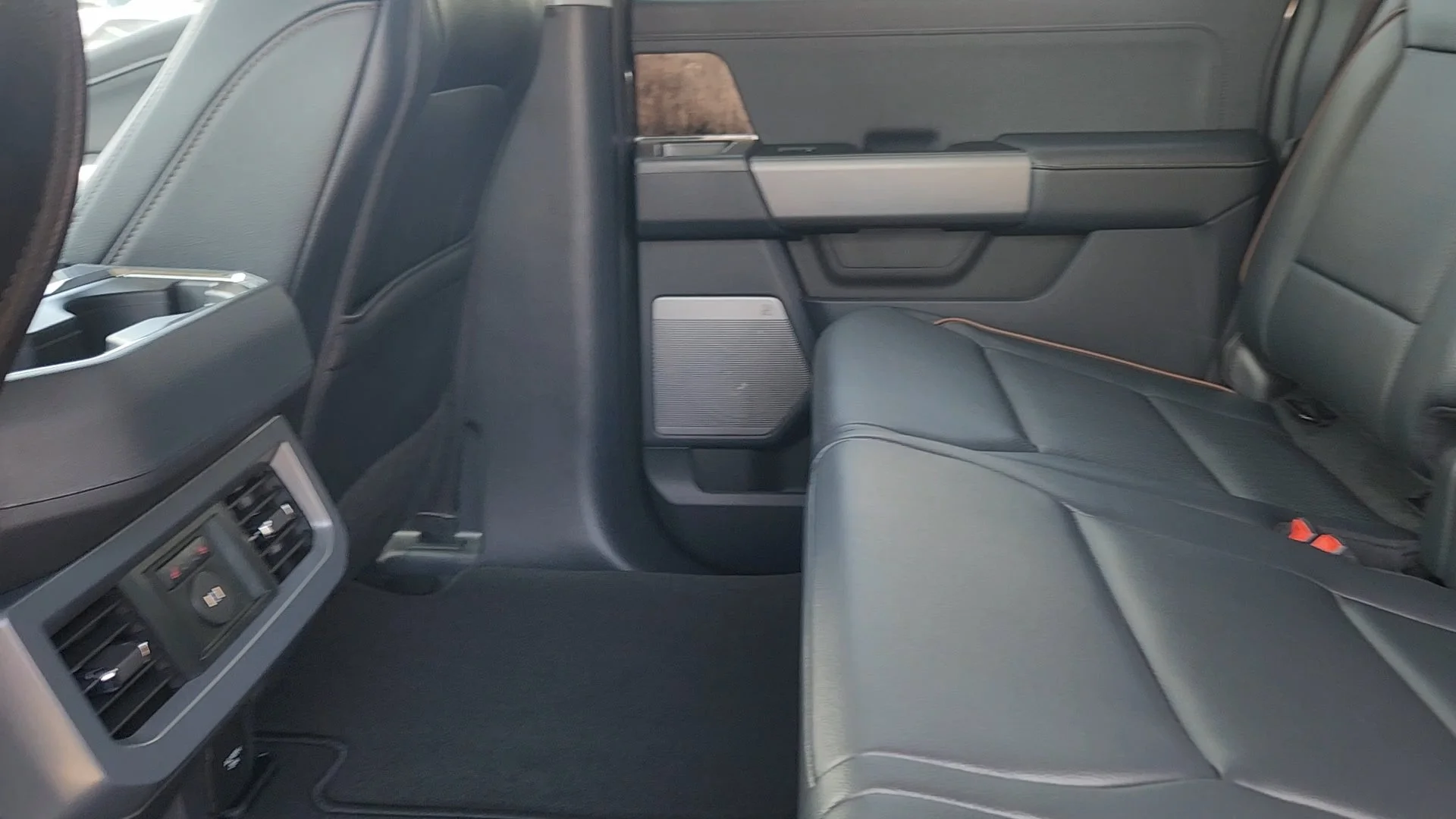 New 2026 Carbonized Gray Metallic Ford LARIAT image 37