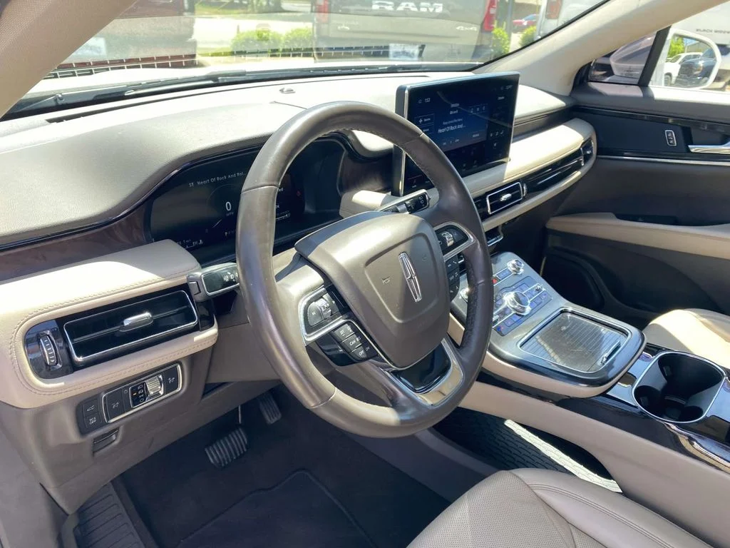 Used 2022 White Lincoln Reserve image 22