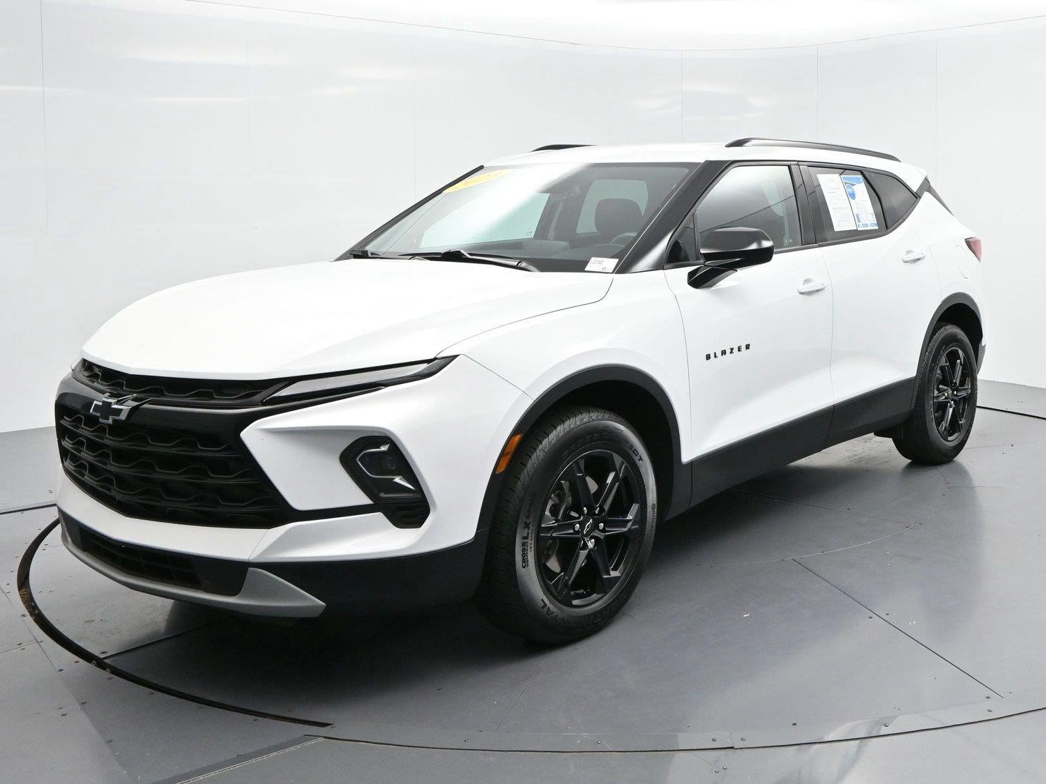 Used 2023 SUMMIT WHITE Chevrolet LT image 3