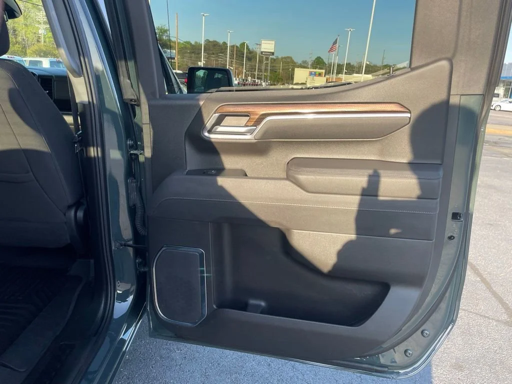 Used 2025 Cypress Gray Chevrolet LT image 17