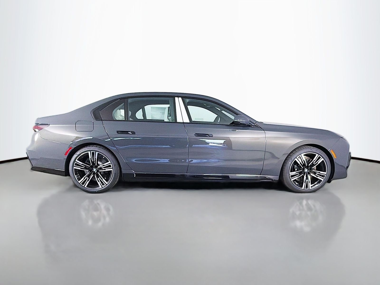 New 2026 Dravit Grey Metallic BMW xDrive60 image 8
