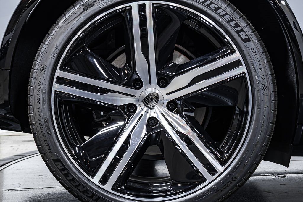 2025 Porsche Macan Turbo Electric - Photo 23
