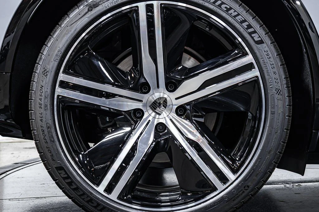2025 Porsche Macan Turbo Electric - Photo 23