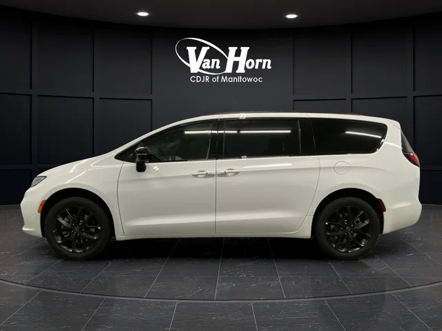 New 2026 Bright White Clear-Coat Exterior Paint Chrysler Limited image 13