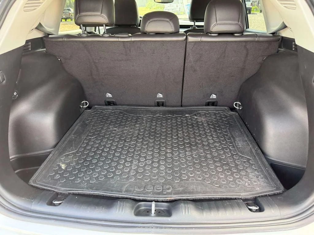 Used 2022 White Jeep Trailhawk image 11