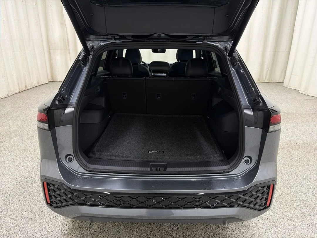 New 2026 Platinum Gray Metallic Volkswagen SE R-Line Black image 17