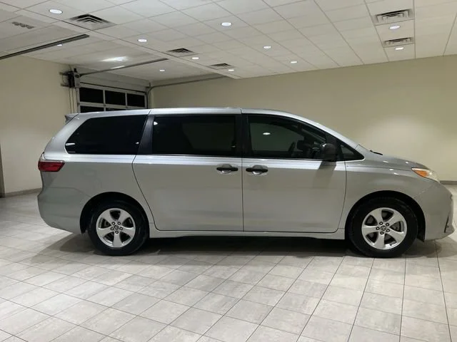 Used 2020  Toyota L image 6