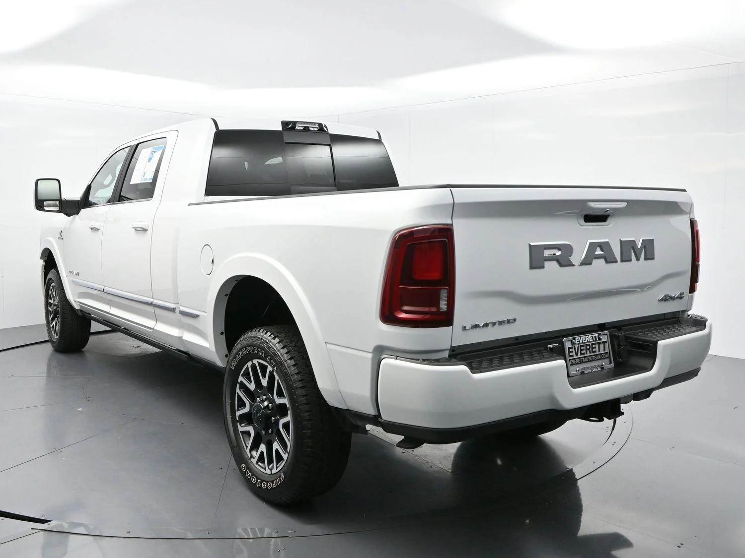 Used 2025 White Ram Limited image 6