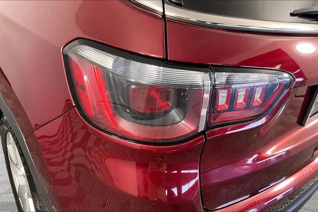 Used 2022 Red Jeep Latitude image 18